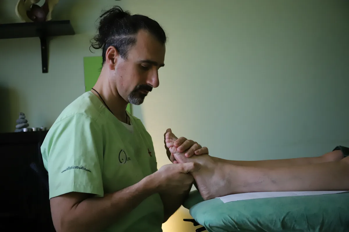 Paolo Torri durante un trattamento di riflessologia plantare